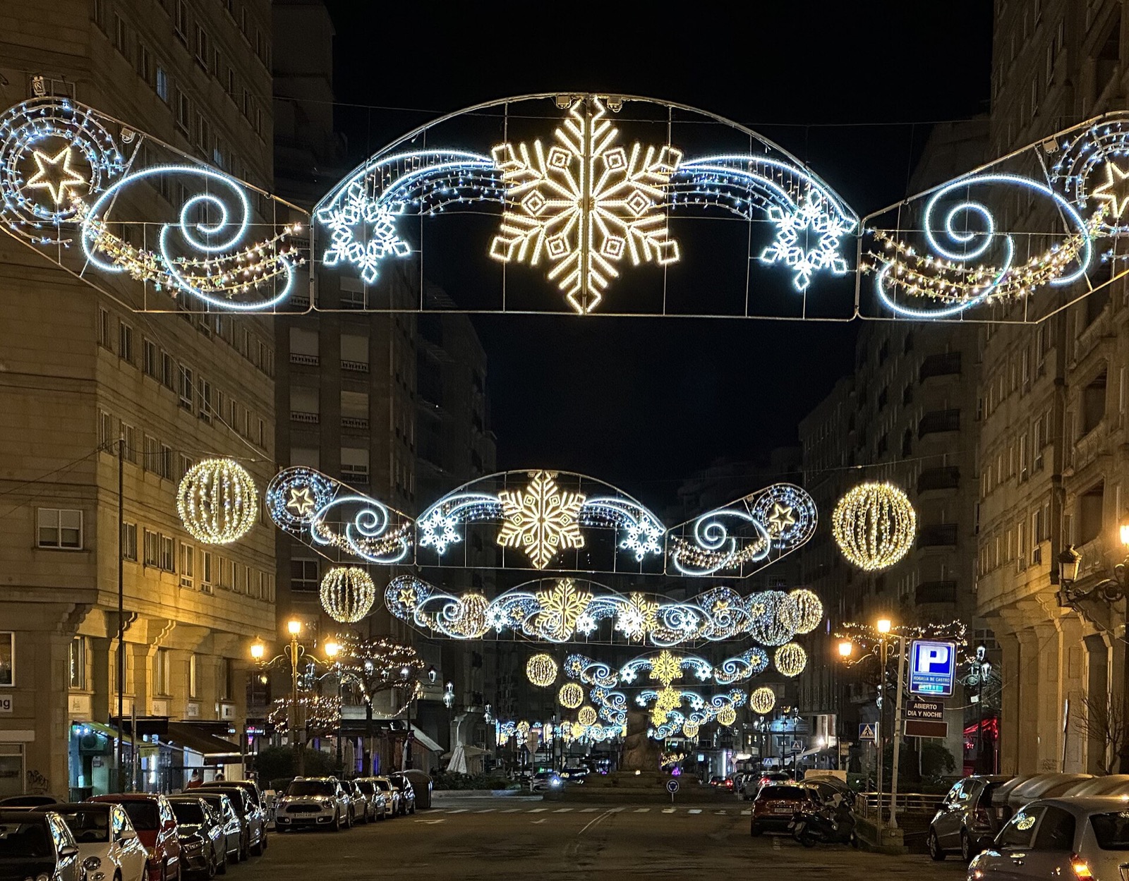 Calle de Vigo iluminada con copos y adornos de Navidad