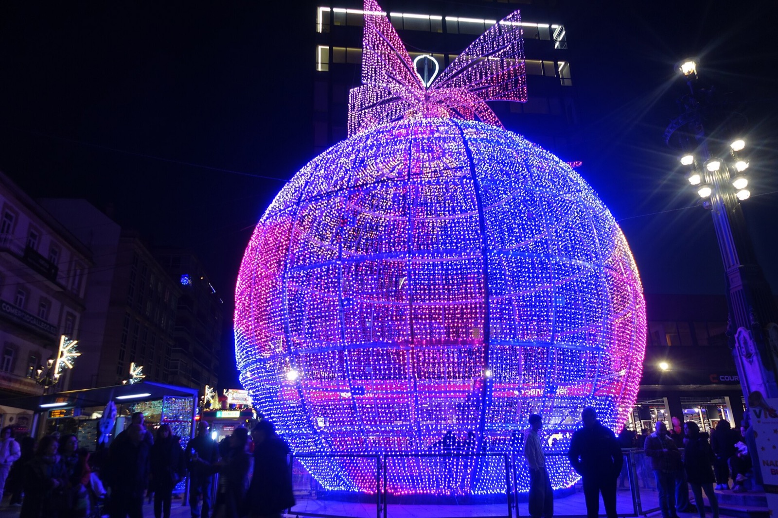 Gran bola luminosa de la Navidad de Vigo en tonos azules y violetas