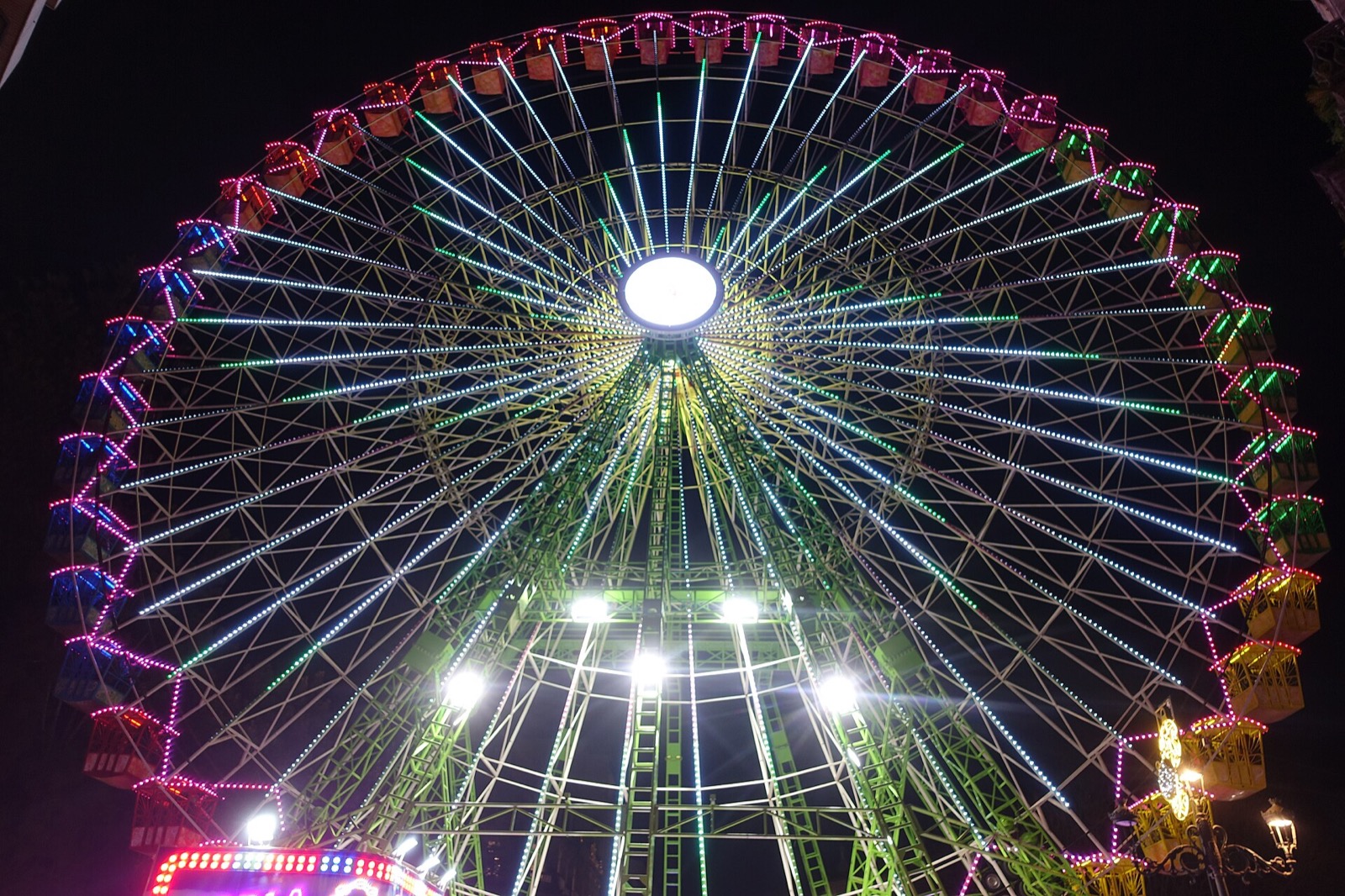 Noria iluminada de la Navidad de Vigo fotografiada de noche